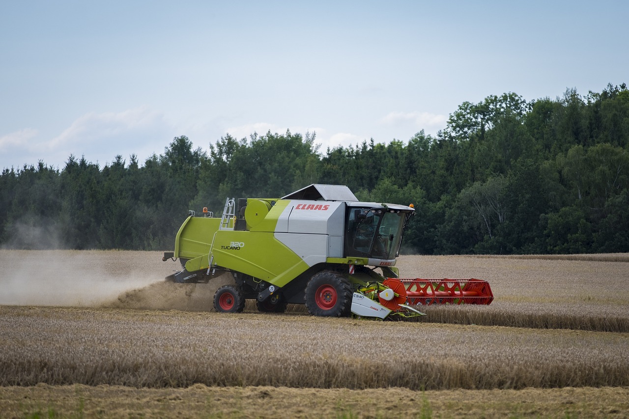 最新收割機跨區(qū)作業(yè)視頻，高效農(nóng)業(yè)機械化時代的展現(xiàn)