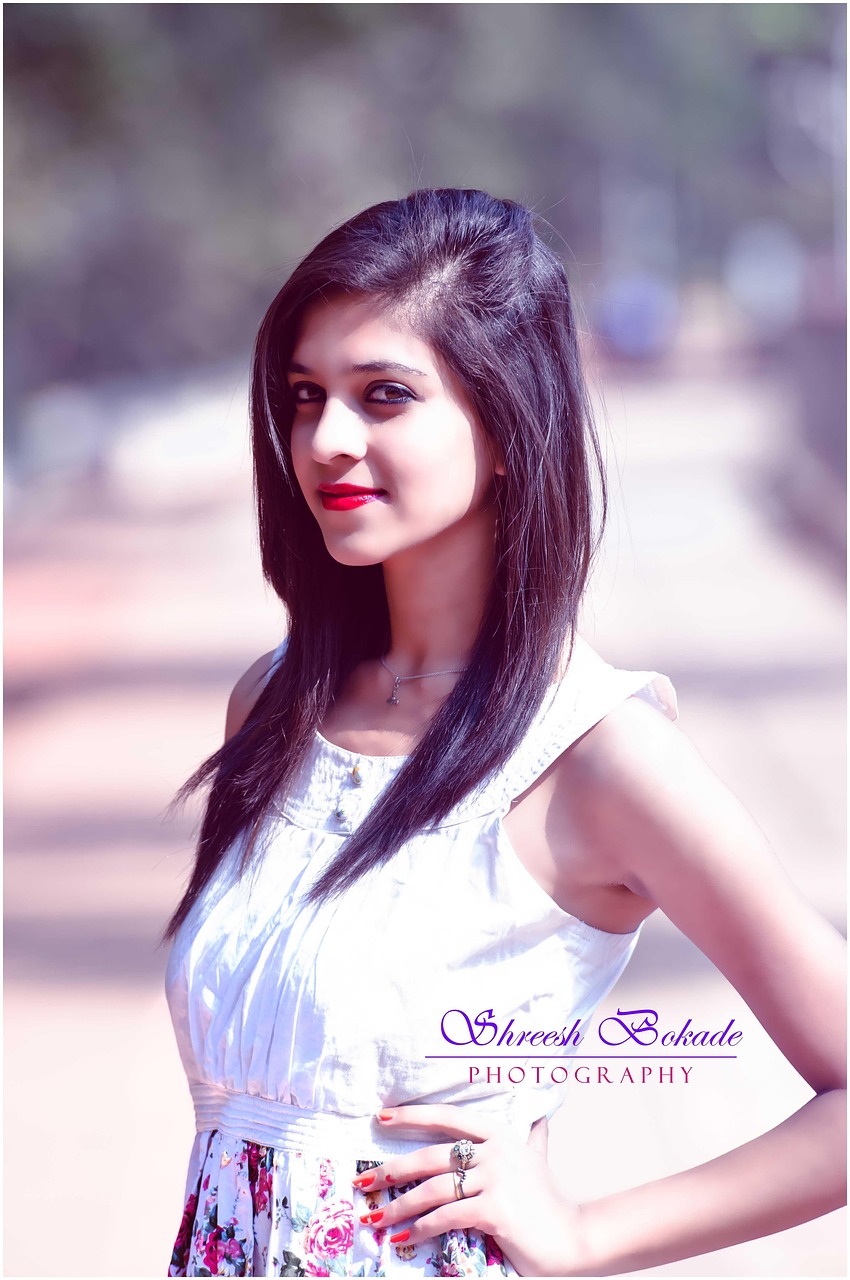 迪麗熱巴在時(shí)尚芭莎中的璀璨風(fēng)采，星光下的時(shí)尚引領(lǐng)者